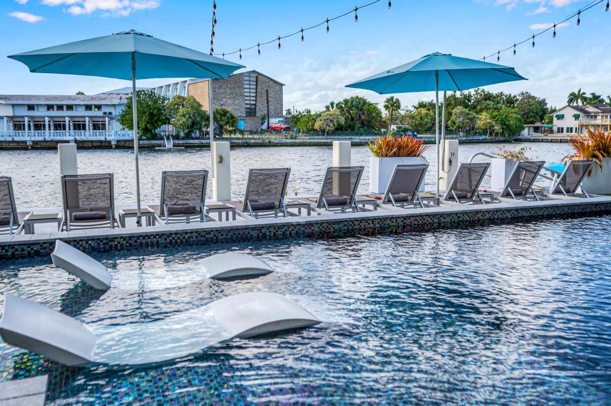 The Modern Castle Canal View Access Rooftop Living Greenhouse Vlllas Fort Lauderdale Exterior foto